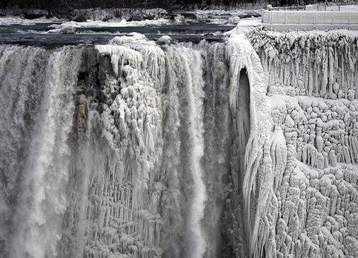 نمای کم سابقه یخ زدن آبشار نیاگارا!