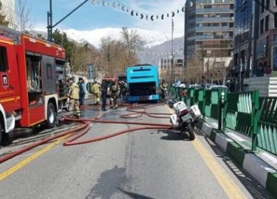 ببینید، آتش سوزی شدید و خاکستر شدن یک اتوبوس بی آر تی در تهران ، اقدام راننده در مورد مسافران